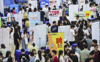 如虎科技 🔥2025找工作指南：不懂AI=失业？掌握这些技能抢占高薪赛道！